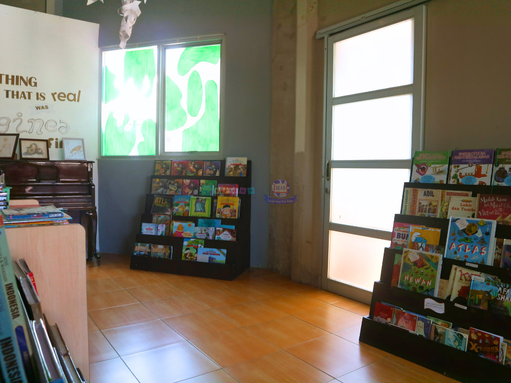 Library of Sekolah Karya Anak Bangsa filled with books.