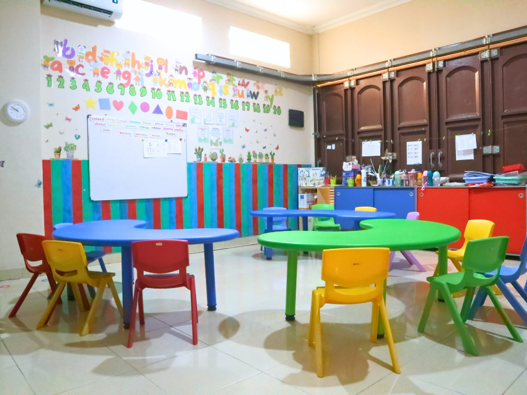 Kiddy School Kiddy 2's classroom with colorful tables and chairs.
