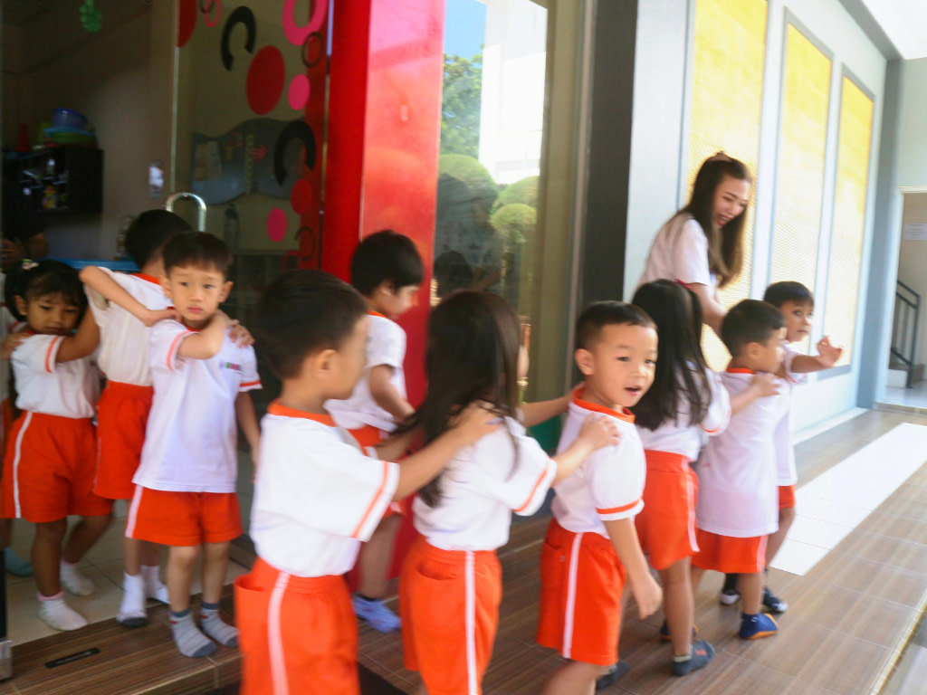 Kindergarten students of Kiddy School Manado lined up into the hallway with their uniform.