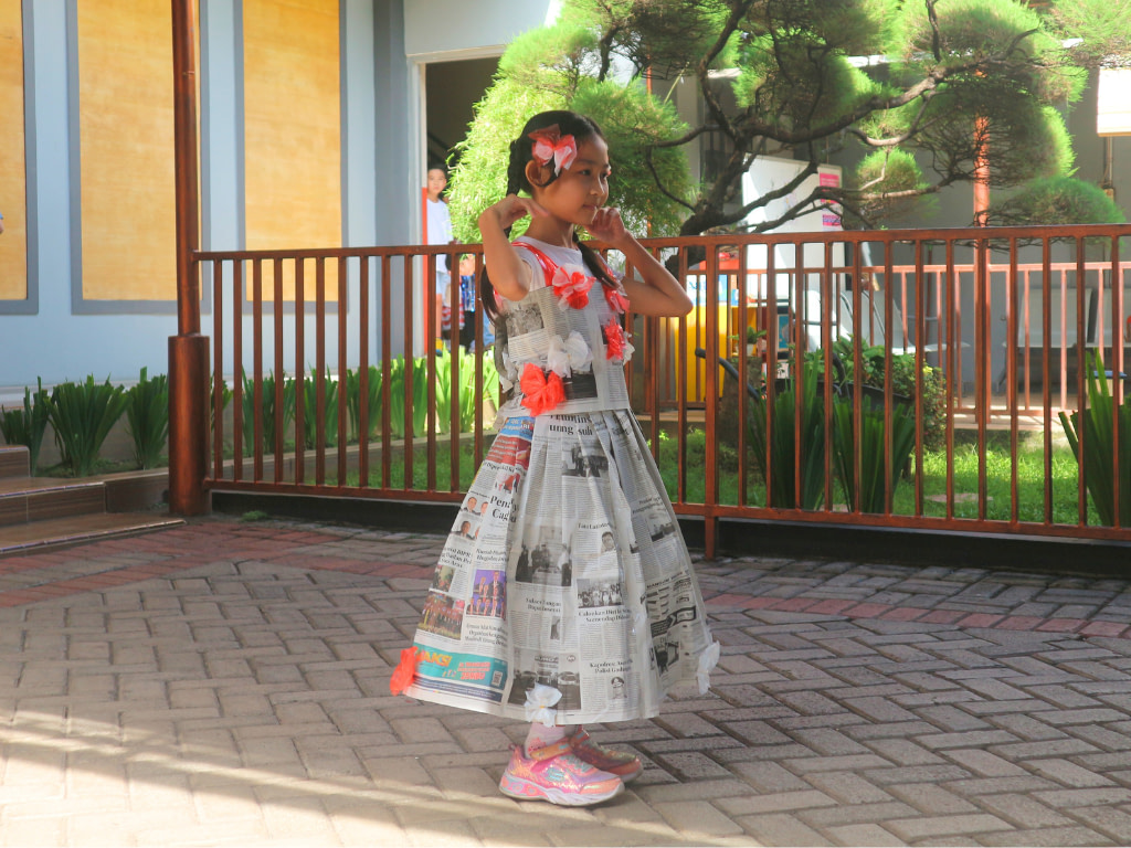 Fashion show from recyclable materials in Sekolah Karya Anak Bangsa Manado