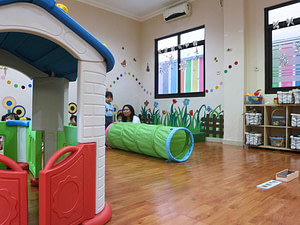 Indoor of Kiddy School Manado where students can play in clean and comfortable space with wooden flooring and AC.