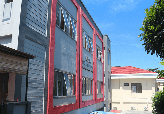 skab.1 Kiddy School and Sekolah Karya Anak Bangsa's building with logo from the side view.